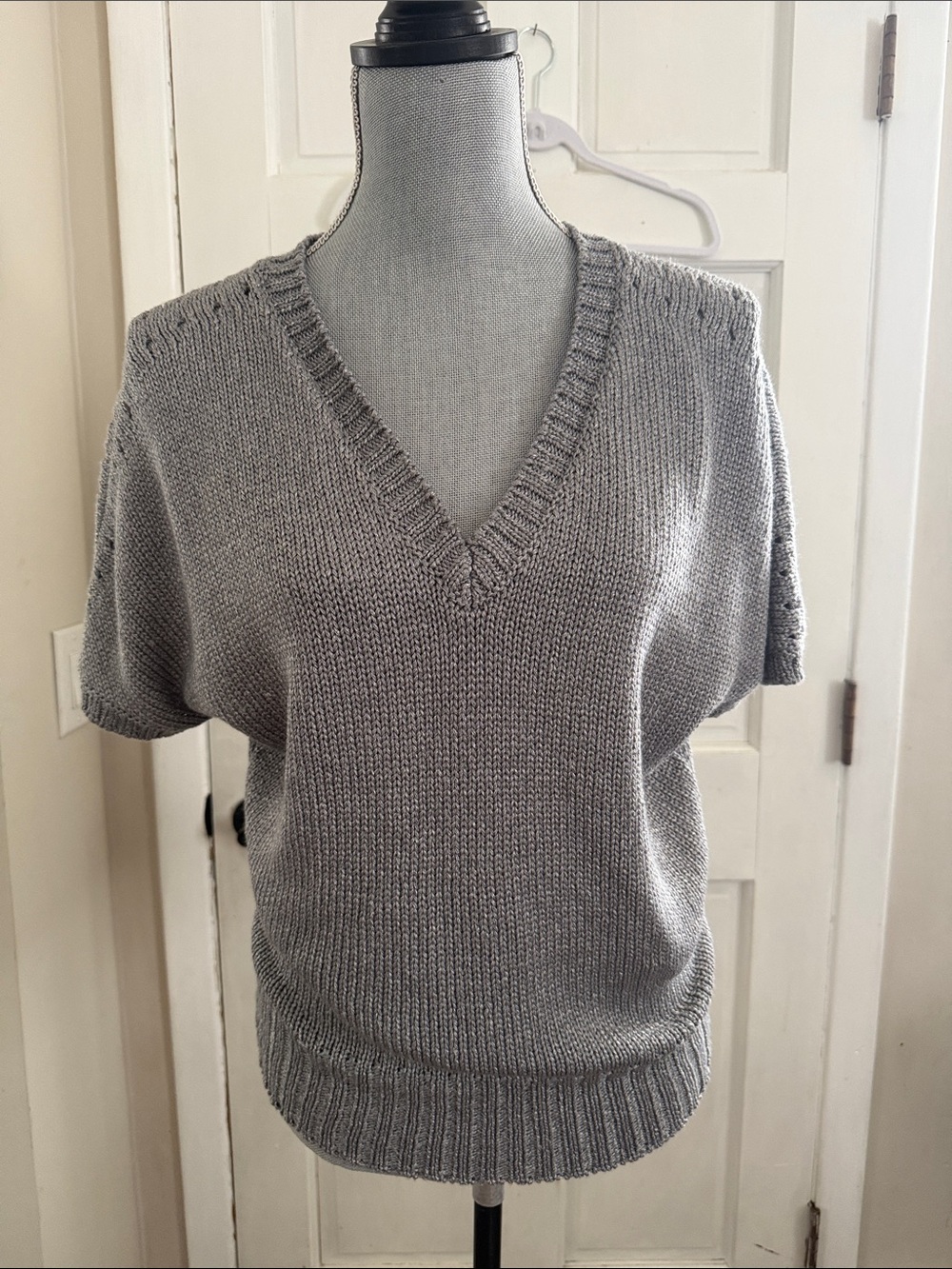 GAP Women's Gray V-Neck Short Sleeve Knit Sweater